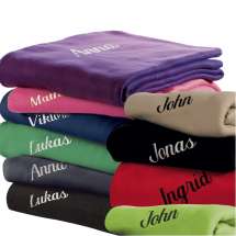 Vår eleganta klassiska fleecepläd som passar lika bra till flickrummet som till soffan! Välj mellan 7 färger.